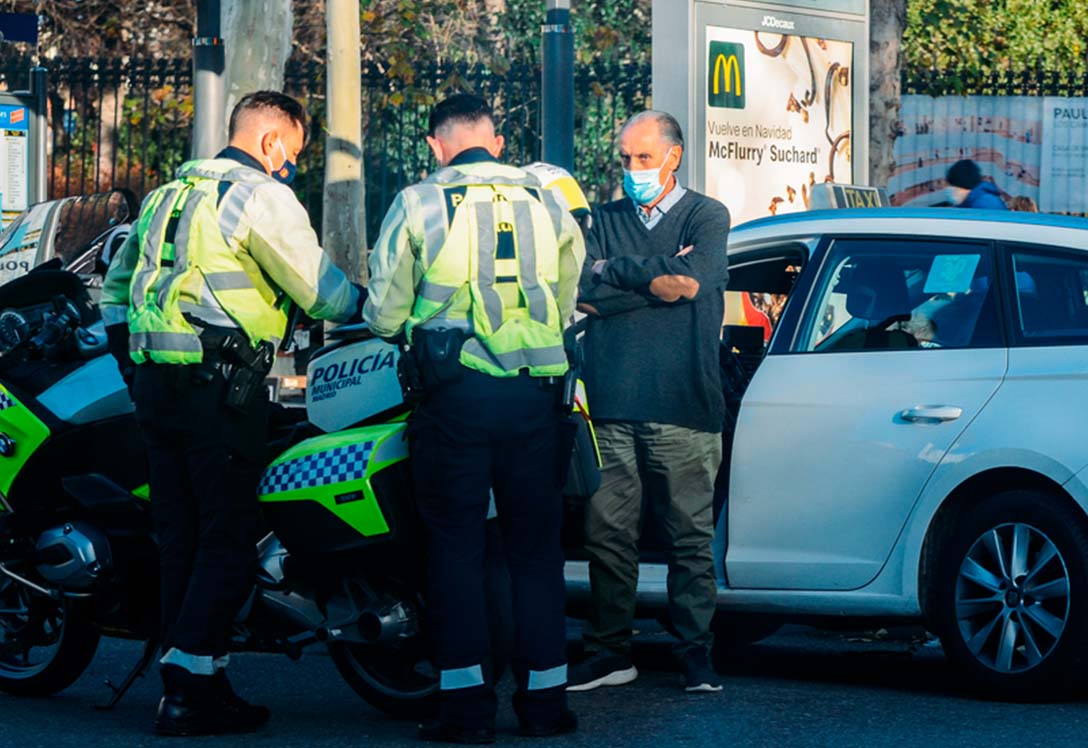Dos policías multan a un conductor en zona de Madrid Central