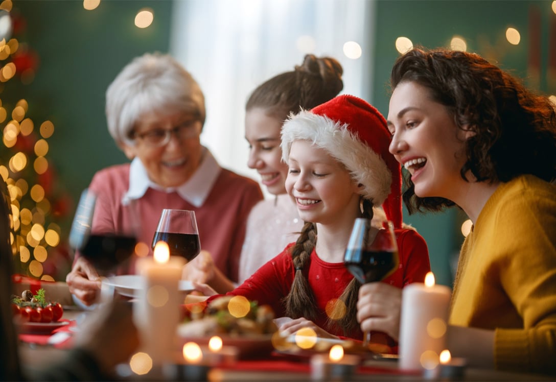 familia disfrutando de la navidad en casa