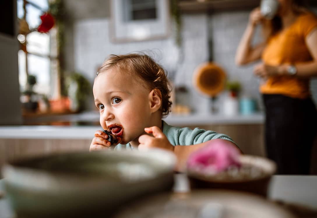 Niña come con alimentación BLW