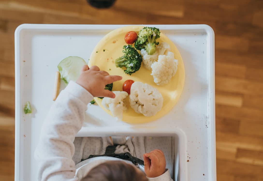 Niño con alimentación BLW