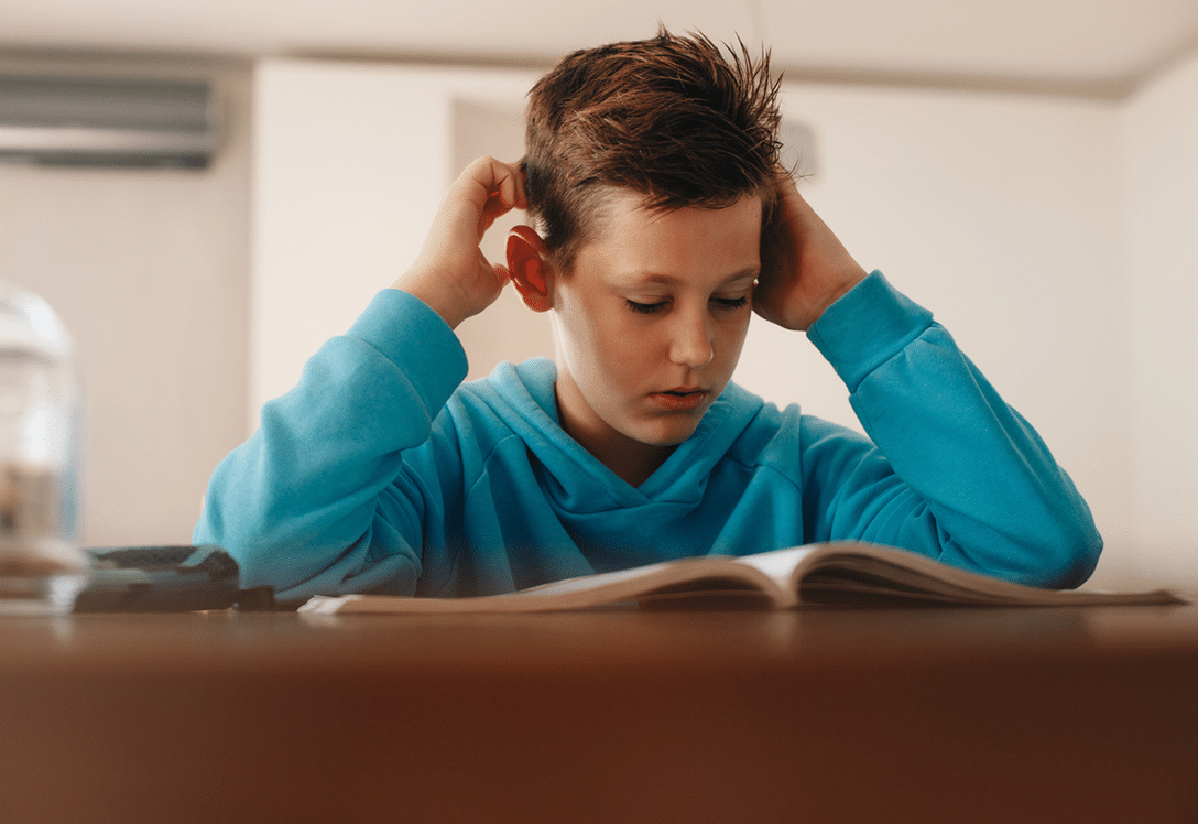 niño con dislexia se concentra en la lectura