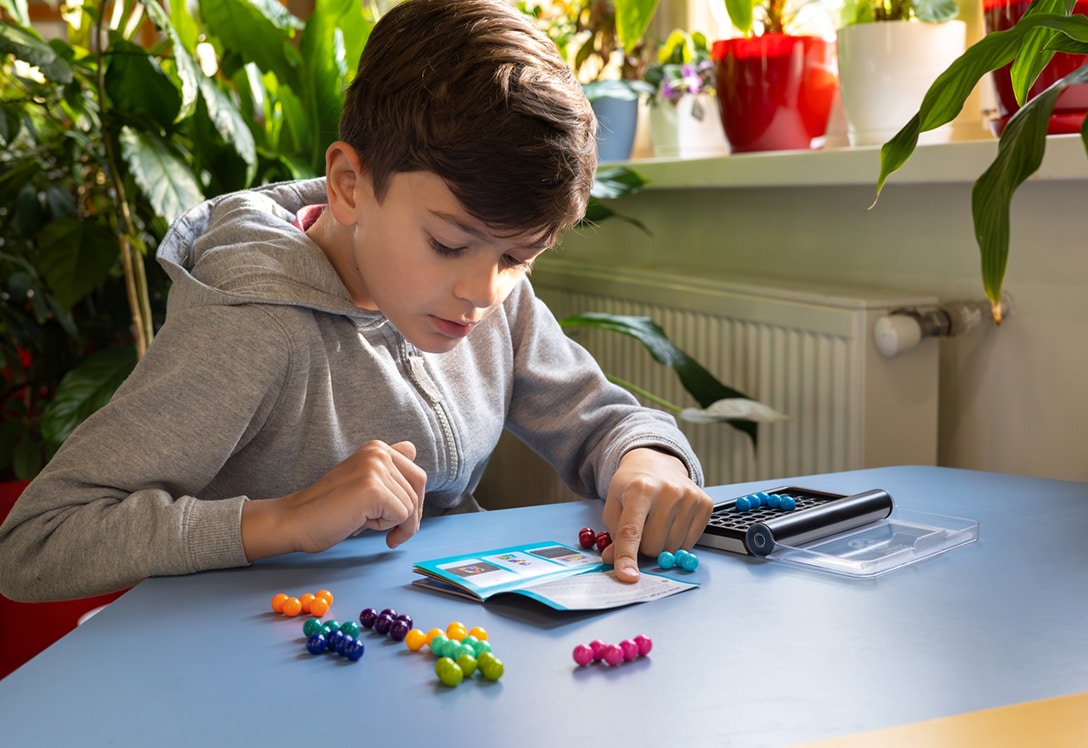 nino-jugar-piezas niño juega con piezas sobre la mesa
