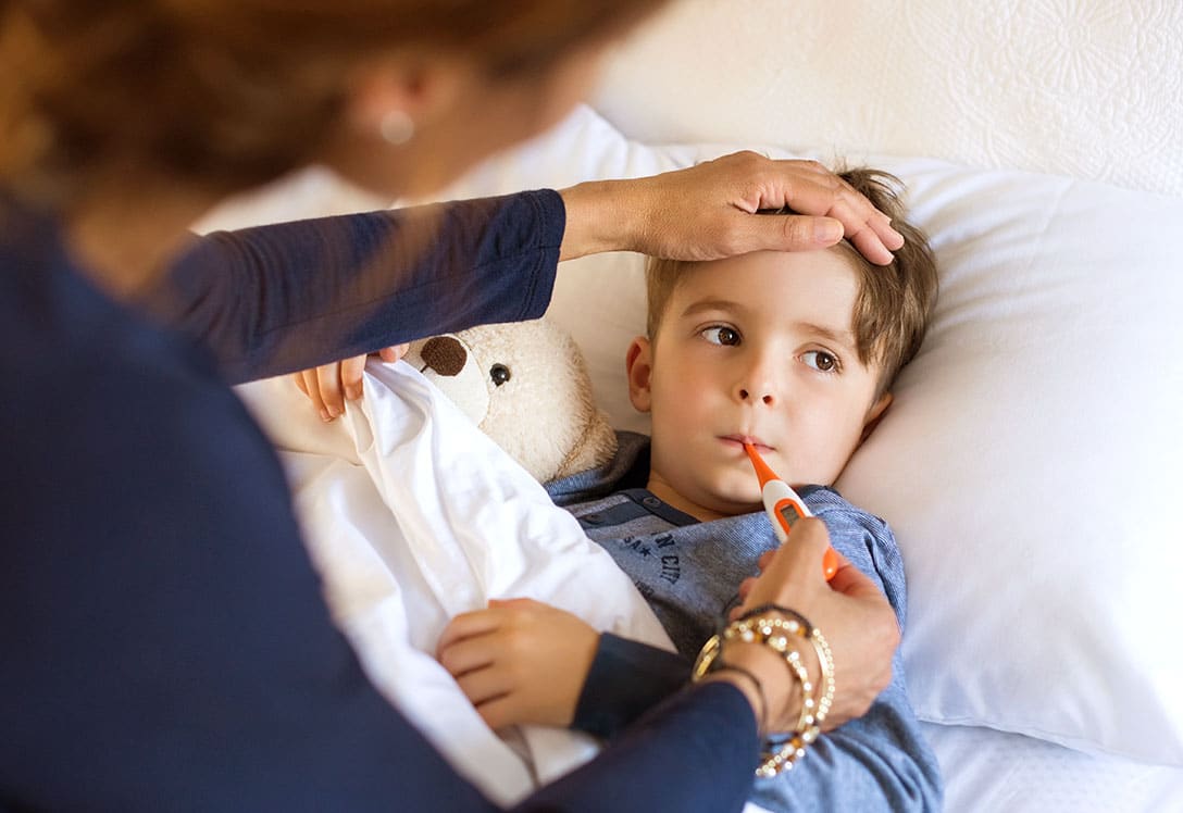 niño al que le toman la temperatura