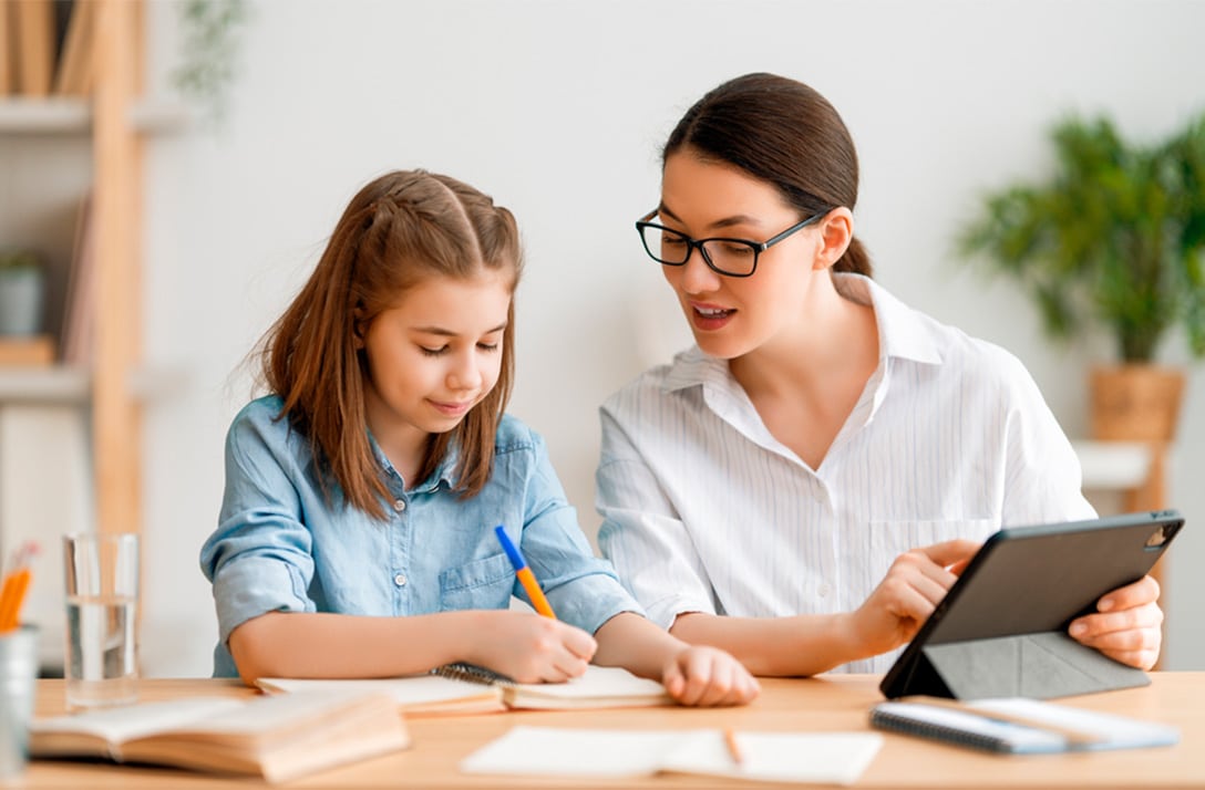 Madre e hija organizan la compra d material escolar