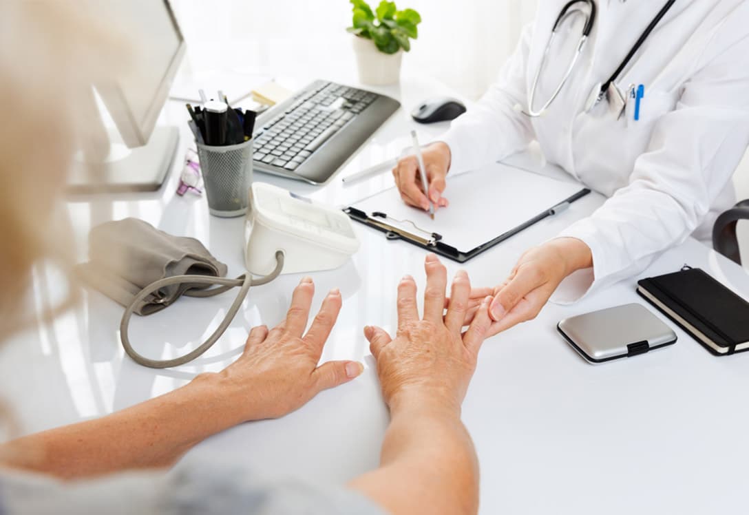 paciente-consulta-espondiloartritis Texto que se ve si falla la imagen