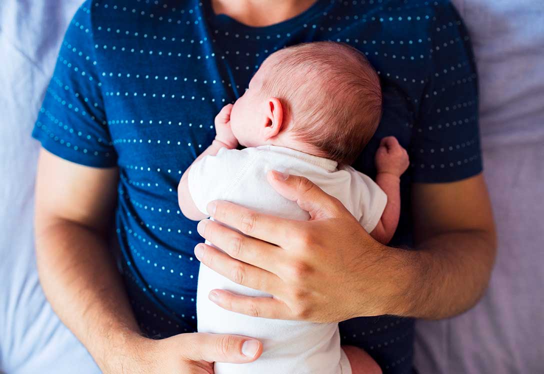 padre de permiso por paternidad