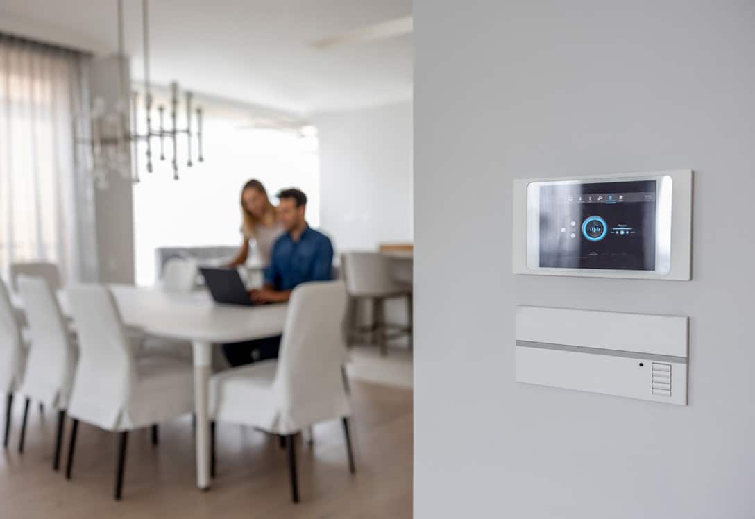 pareja usa dispositivos con IA en su hogar
