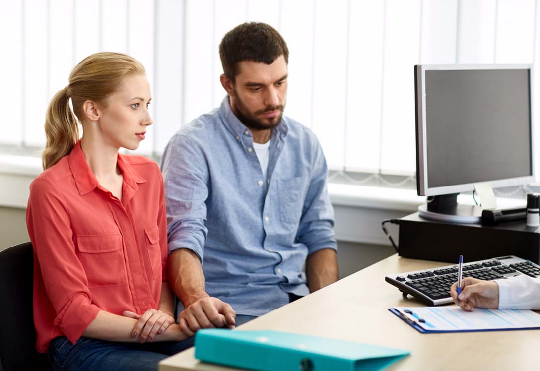 pareja-consulta-medica Pareja en consulta de fertilidad