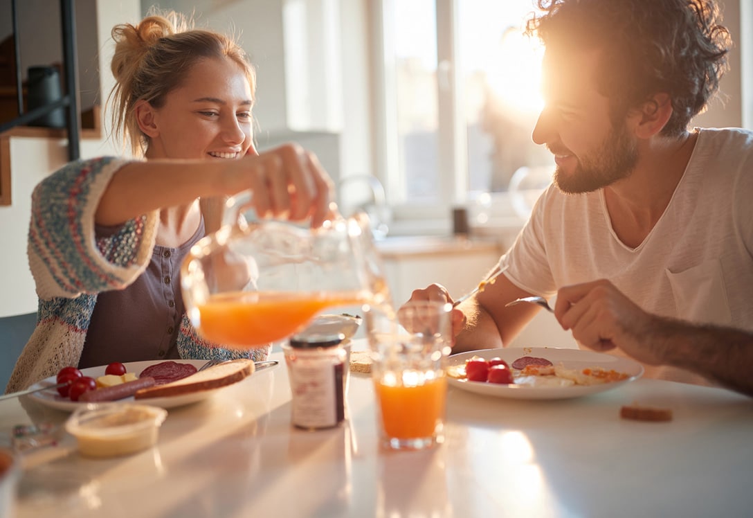 pareja-desayunando-alimentos-temporada pareja desayunando alimentos de temporada