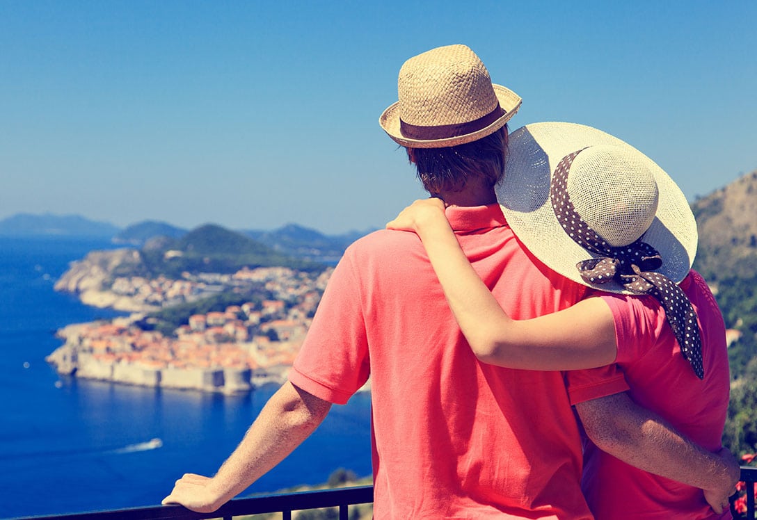 Una pareja observa un paisaje del mediterráneo