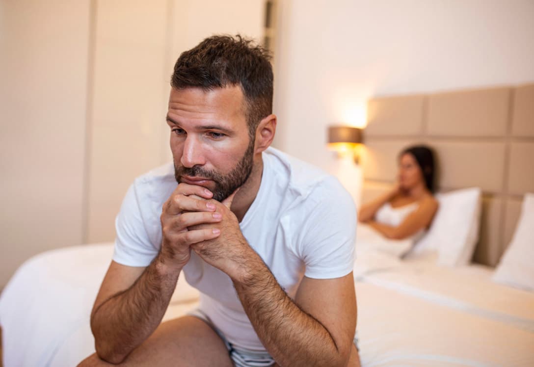 Pareja afectada por disfunción eréctil
