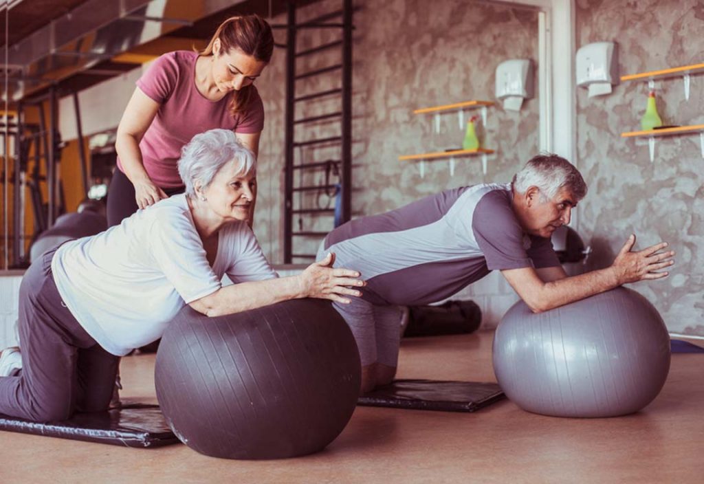 Una pareja haciendo Pilates