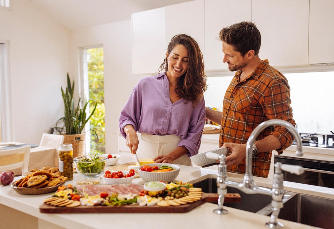 pareja joven en la cocina planificando pirámide alimentos actual