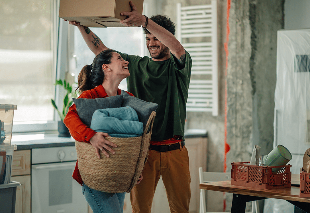 pareja ordenando la casa