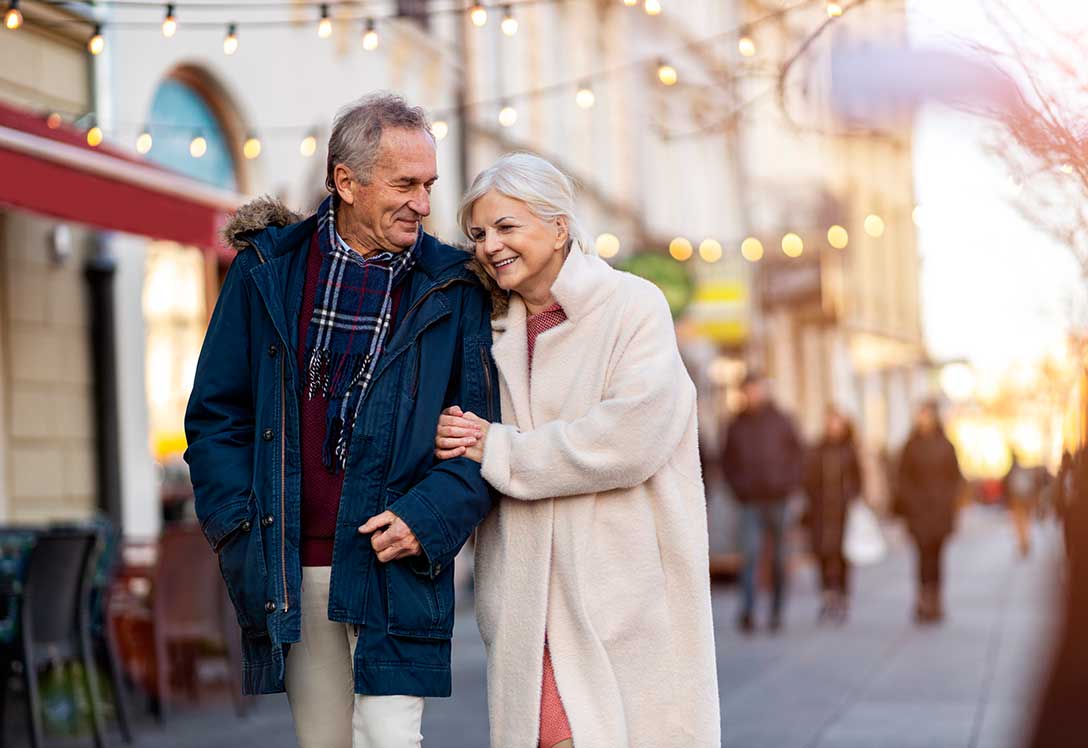 pareja de paseo por la ciudad