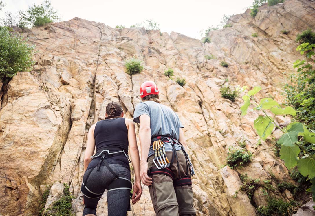 Una pareja practica escalada