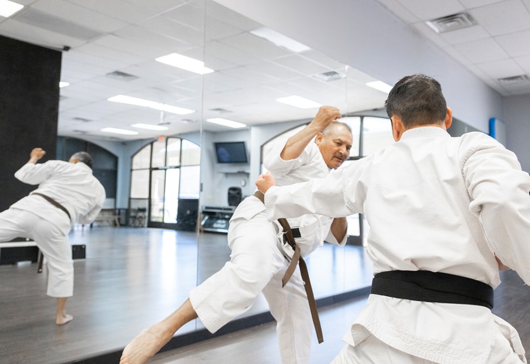 pareja practicando artes marciales