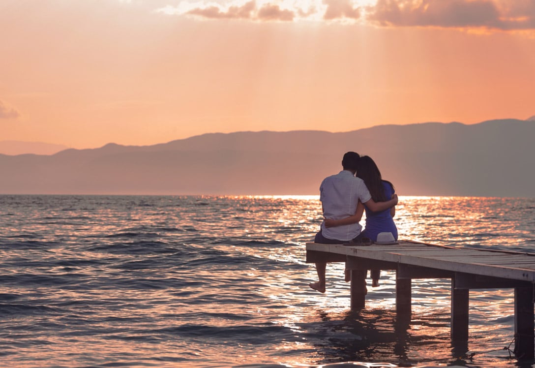 Pareja observa una puesta de sol