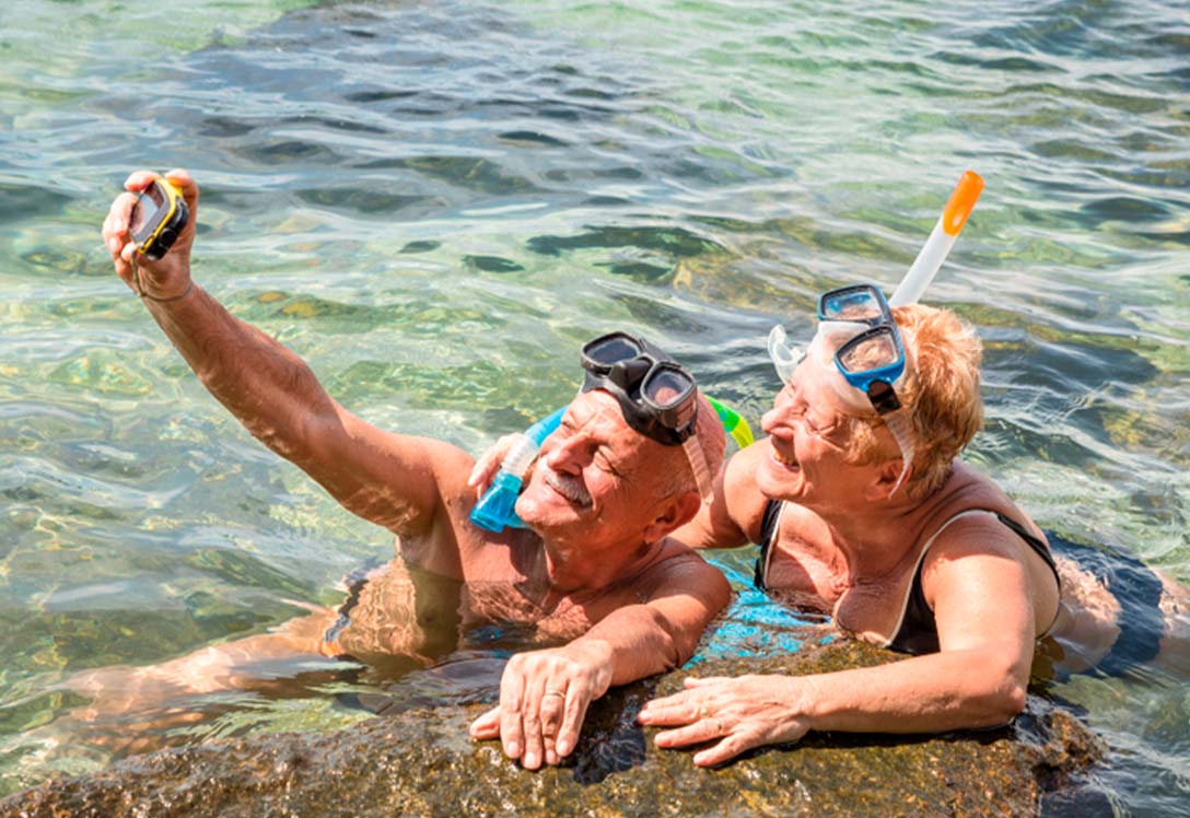 Una pareja se hace un selfie disfrutando del mar