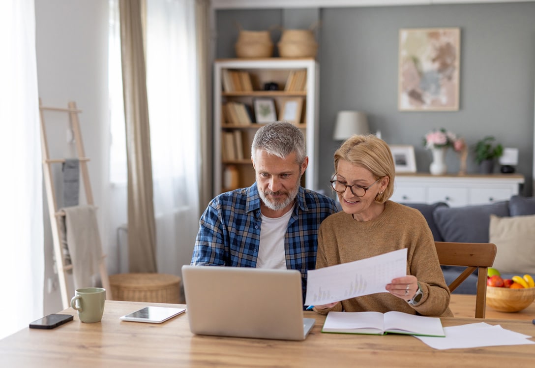 Pareja senior mirando sus ahorros con Club MAPFRE
