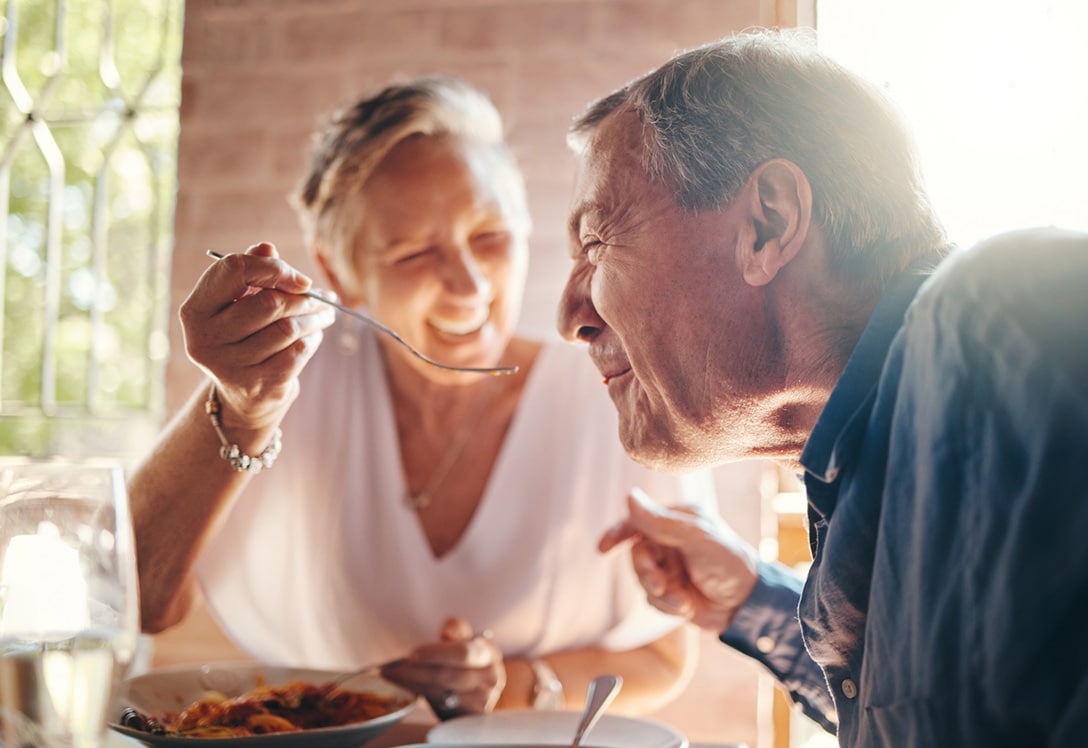 señora de comer a su marido sonriendo