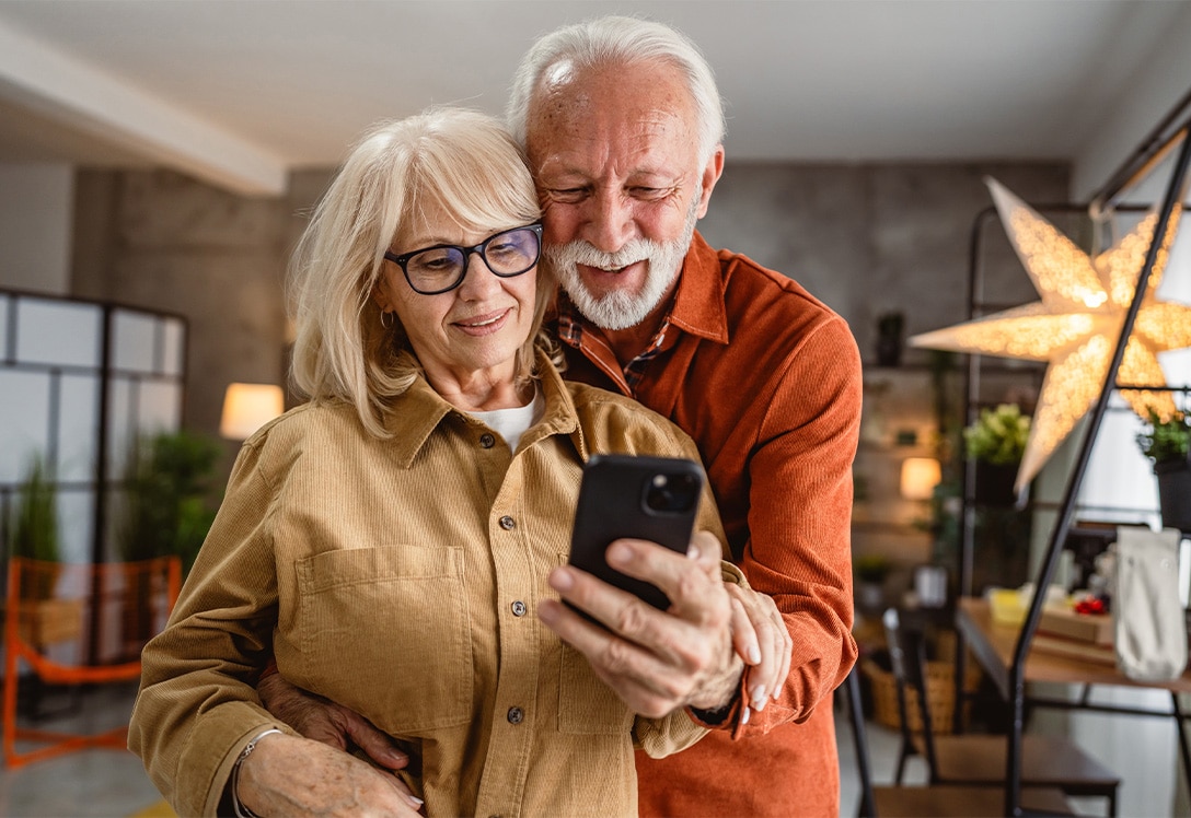 Pareja mayor realizando compra online de forma segura