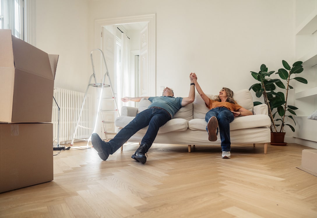 pareja adultos feliz por la decoración del salón