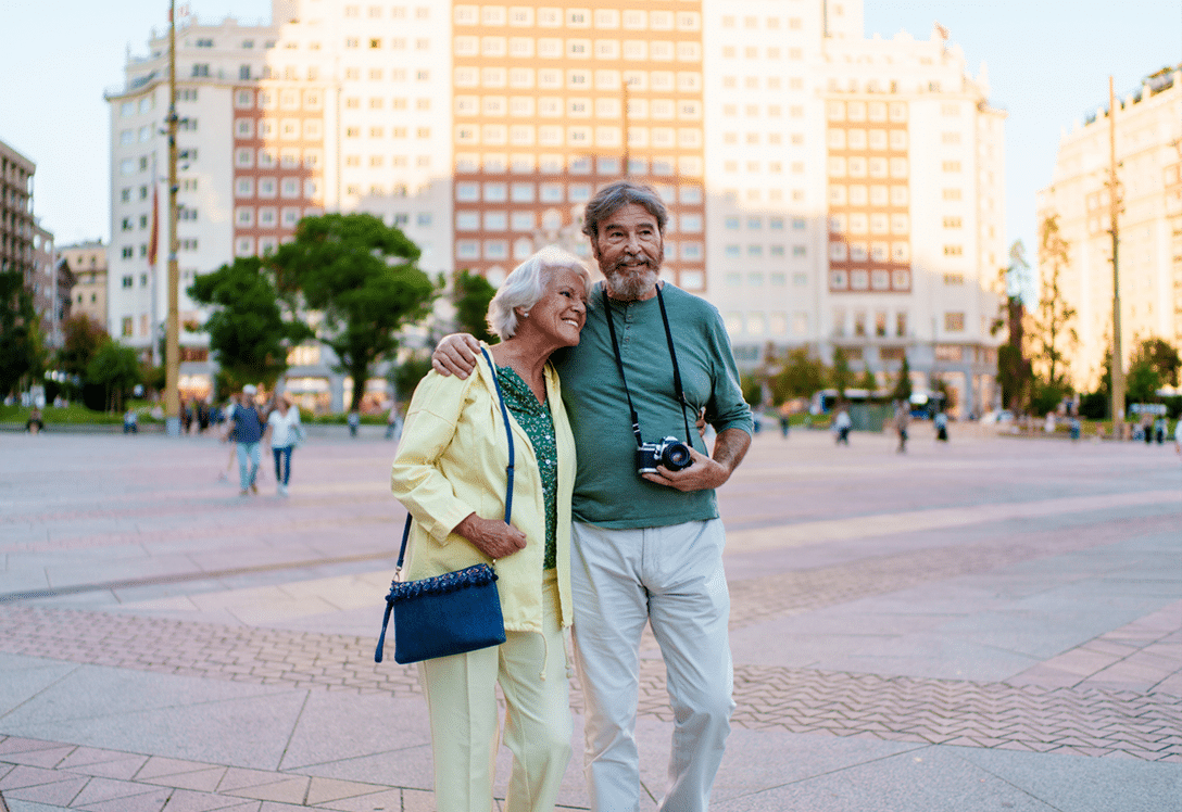 pareja senior hace turismo fotográfico en ciudad cultural de Madrid