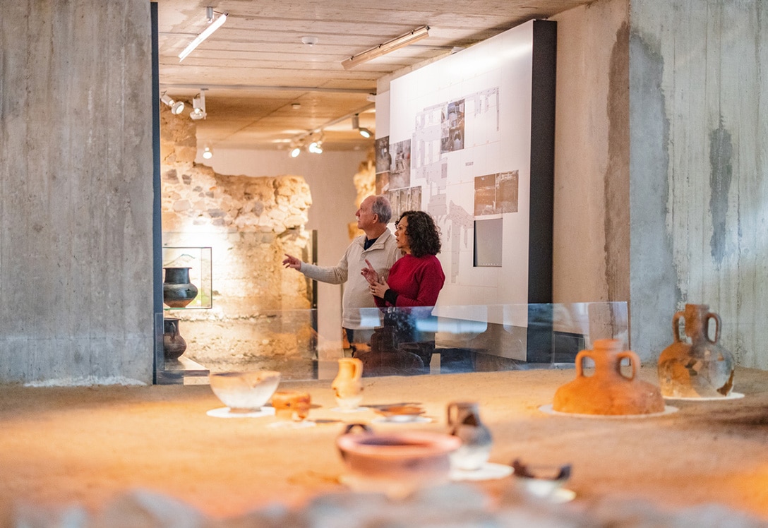 pareja de ocio visita museo