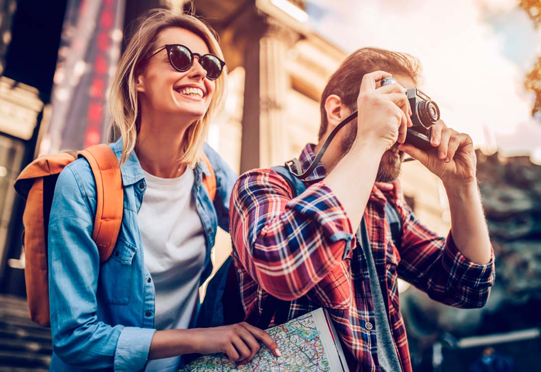 Pareja de vacaciones en la ciudad