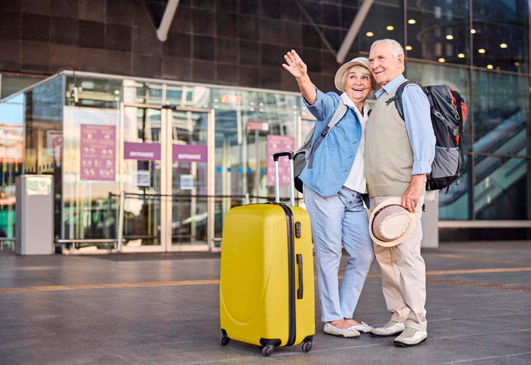 Una pareja de personas mayores saliendo de viaje