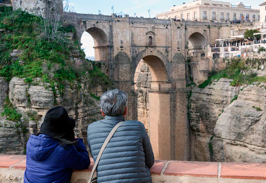 pareja de viaje durante el puente diciembre