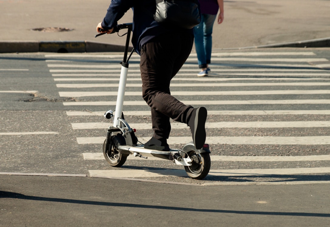 Patinete circulando por la vía