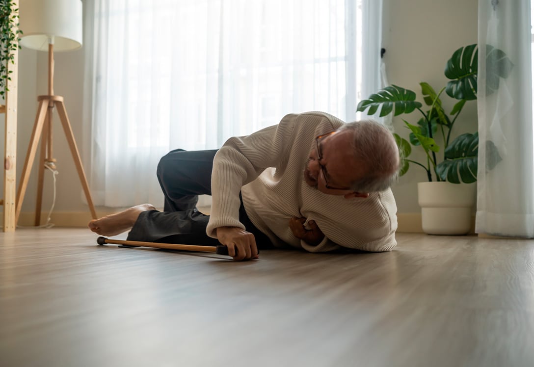 persona mayor se encuentra caida en el suelo de casa
