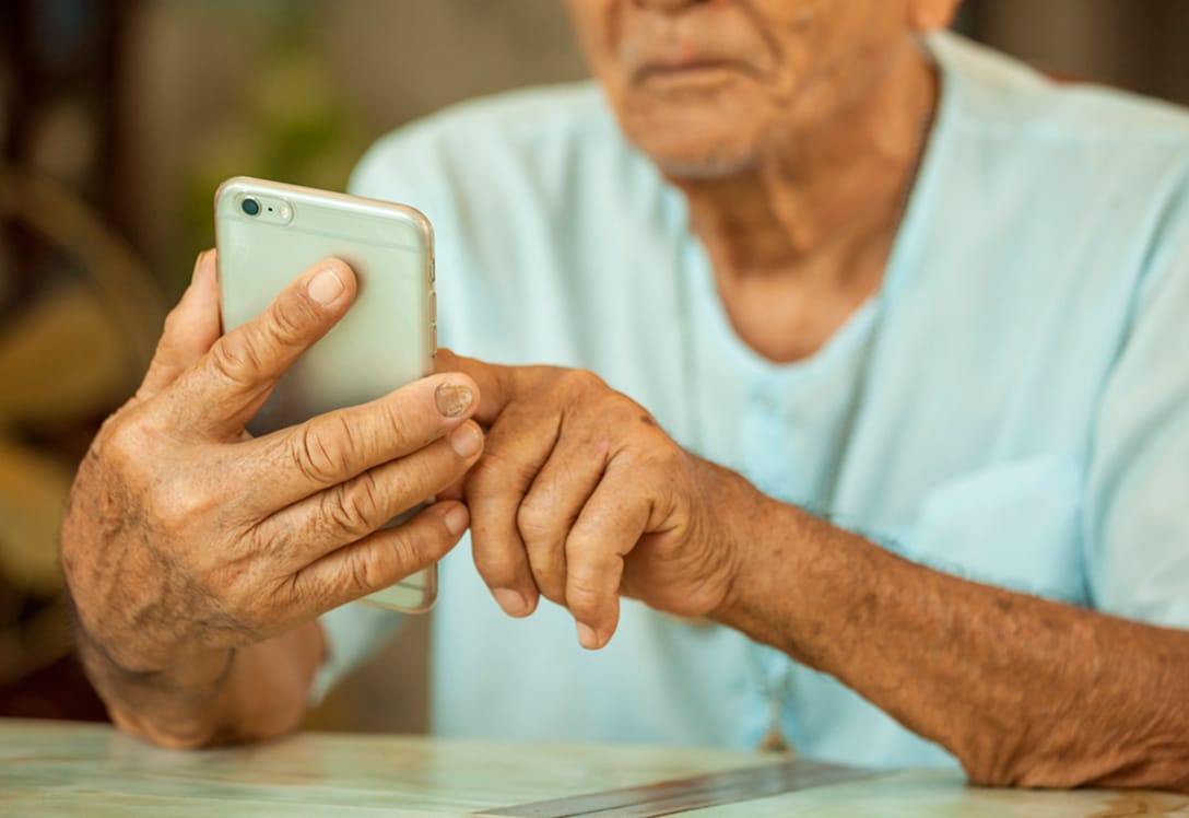 Una persona mayor utilizando un móvil