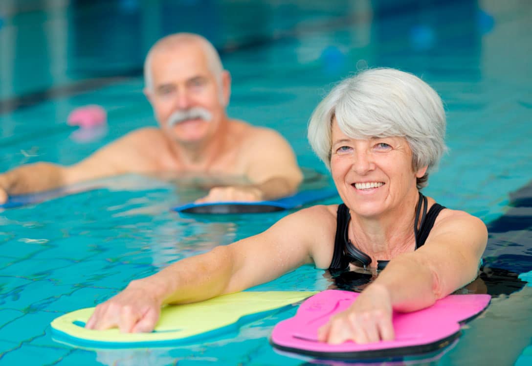 Una pareja de adultoss mayores nadando