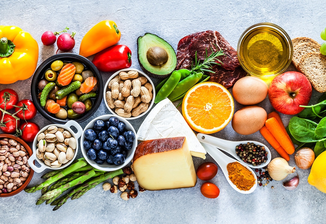 exposición multiples alimentos que forman en su conjunto pa pirámide alimenticia actual
