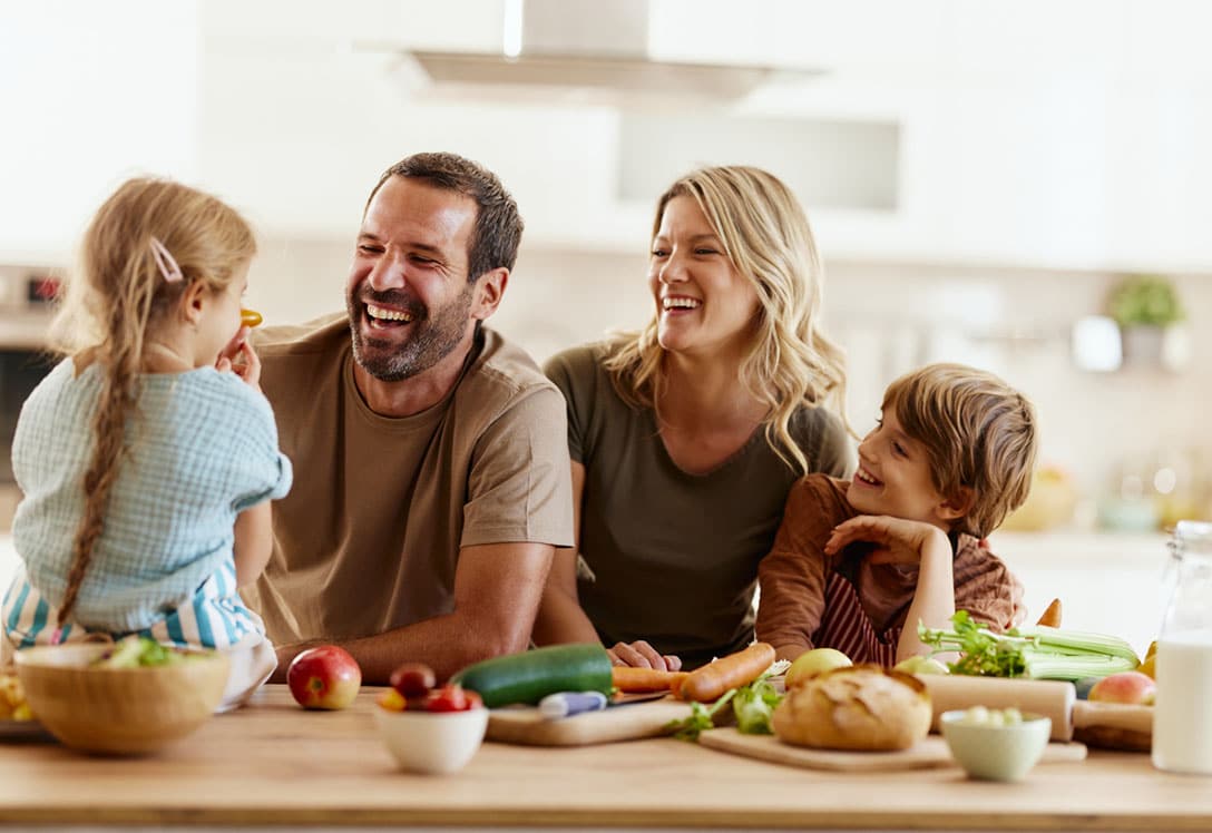 planes-familia-casa familia haciendo planes en casa