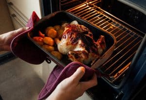 pollo-asado-dieta-antiinflamatoria chicas recolectando uvas