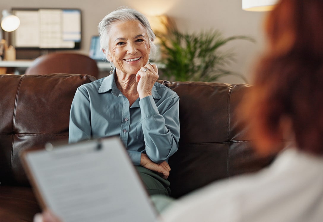mujer mayor sonriente en psicología geriátrica