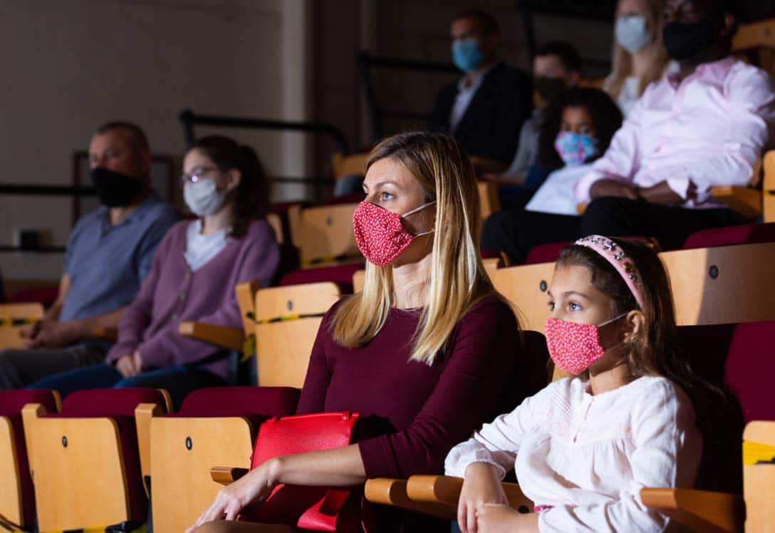 Madre e hija en una sala de cine