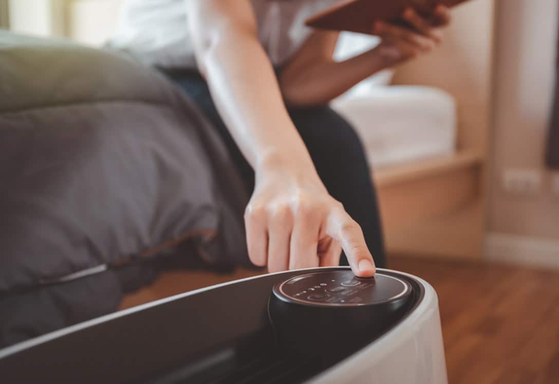 Puriicador de aire en el salón de una casa