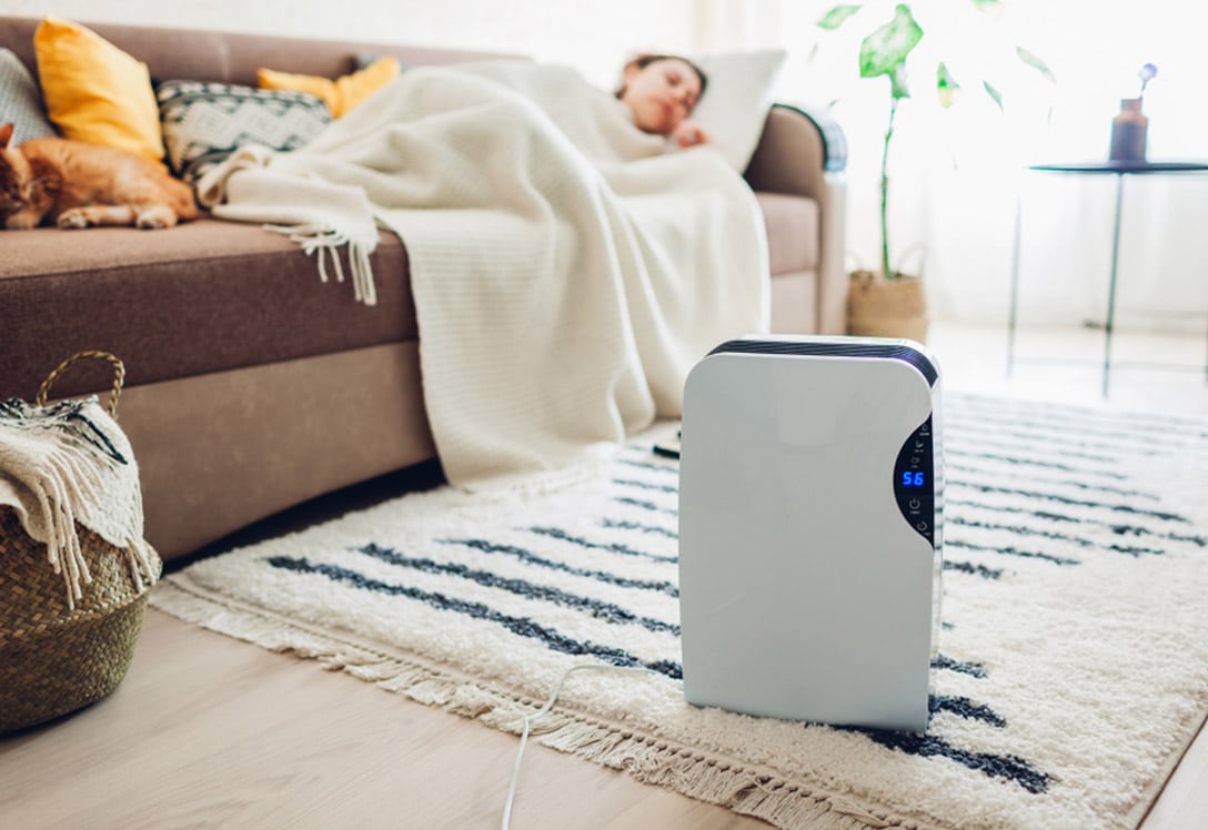 Purificador de aire limpiando el aire de una casa