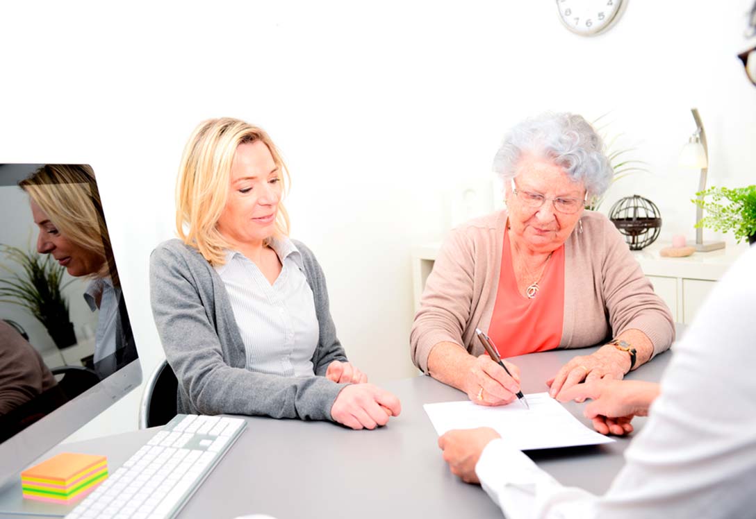 Madre e hija en el notario