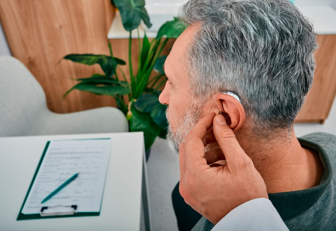 revision-audifonos Revisión de audifonos a un paciente
