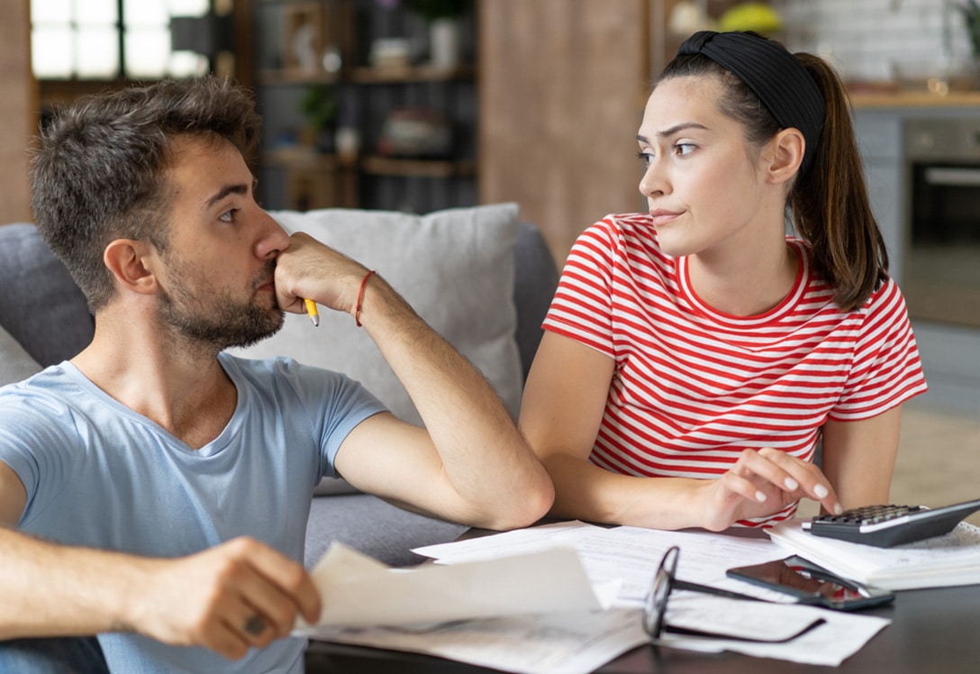 pareja comentando recurso sobre la renta