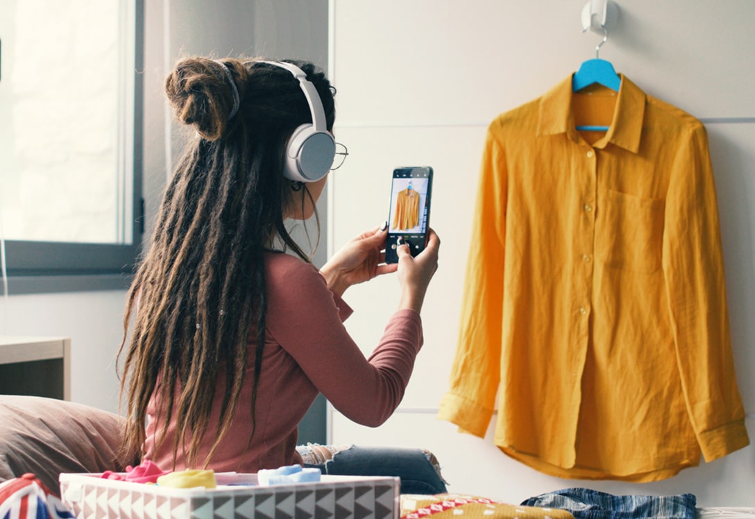 seleccionado-ropa-venta-segunda-mano Tomando una foto para subir a tienda online