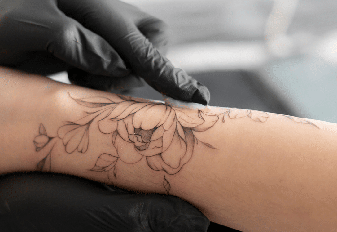 un brazo con un tatuaje