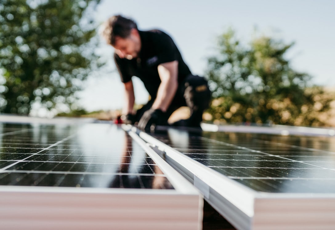 técnico instalando placas solares