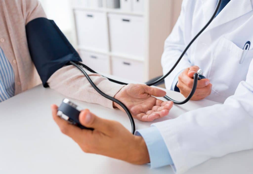 Un médico revisa la tensión arterial de un paciente